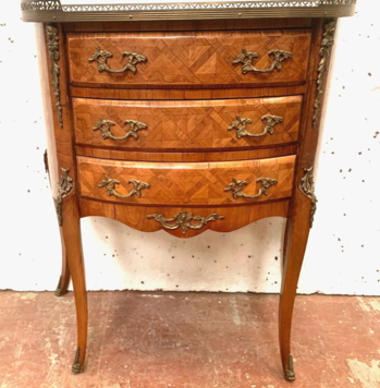 Commode demi lune de style Louis XV en marqueterie fond de cubes XX siècle