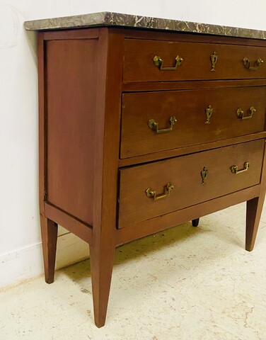 commode en acajou trois tiroirs en façade dessus marbre gris . XIX siècle .