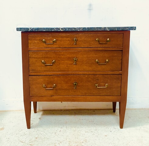 commode en acajou trois tiroirs en façade dessus marbre gris . XIX siècle .