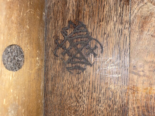 commode en acajou trois tiroirs en façade dessus marbre gris . XIX siècle .