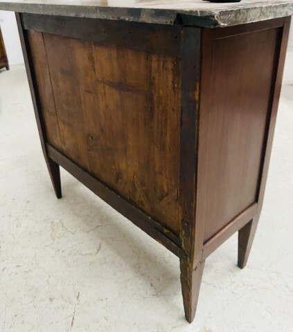 commode en acajou trois tiroirs en façade dessus marbre gris . XIX siècle .