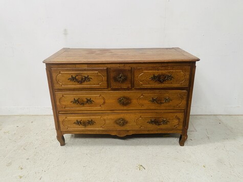 commode en chêne massif dessus bois comportant cinq tiroirs . XVIII siècle .