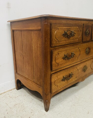 commode en chêne massif dessus bois comportant cinq tiroirs . XVIII siècle .