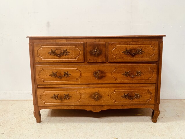 commode en chêne massif dessus bois comportant cinq tiroirs . XVIII siècle .
