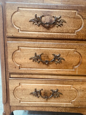 commode en chêne massif dessus bois comportant cinq tiroirs . XVIII siècle .