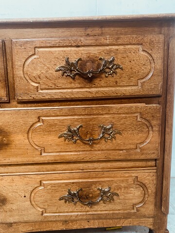 commode en chêne massif dessus bois comportant cinq tiroirs . XVIII siècle .