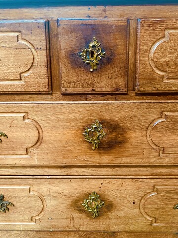 commode en chêne massif dessus bois comportant cinq tiroirs . XVIII siècle .