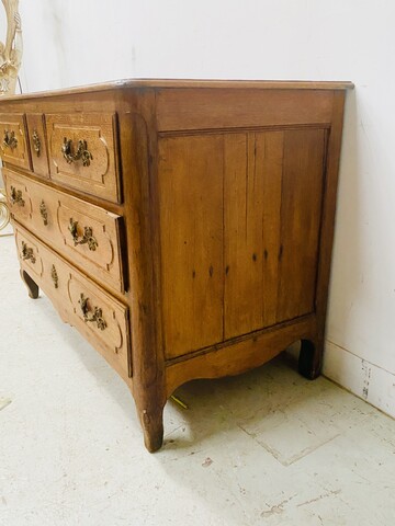 commode en chêne massif dessus bois comportant cinq tiroirs . XVIII siècle .
