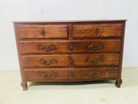 commode en chêne massif dessus bois comportant cinq tiroirs . XVIII siècle .