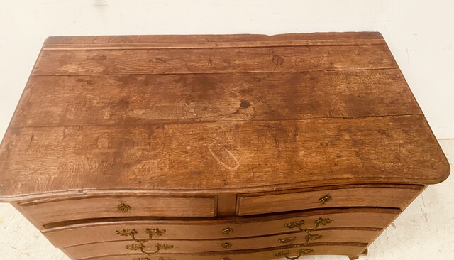 commode en chêne massif dessus bois comportant cinq tiroirs . XVIII siècle .