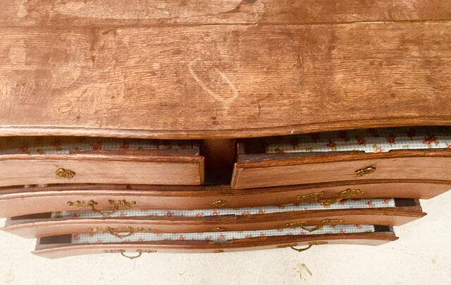 commode en chêne massif dessus bois comportant cinq tiroirs . XVIII siècle .