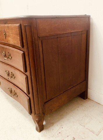 commode en chêne massif dessus bois comportant cinq tiroirs . XVIII siècle .