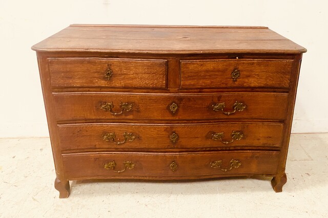 commode en chêne massif dessus bois comportant cinq tiroirs . XVIII siècle .