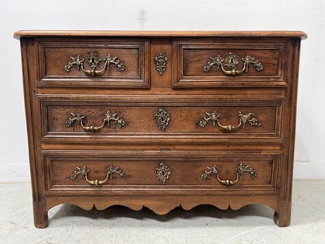 commode en chêne massif dessus bois comportant quatre tiroirs . XVIII siècle .