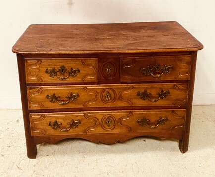 commode en merisier massif dessus bois comportant quatre tiroirs . XVIII siècle.