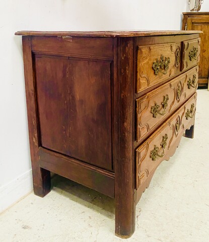 commode en merisier massif dessus bois comportant quatre tiroirs . XVIII siècle.