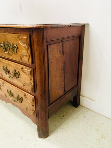 commode en merisier massif dessus bois comportant quatre tiroirs . XVIII siècle.