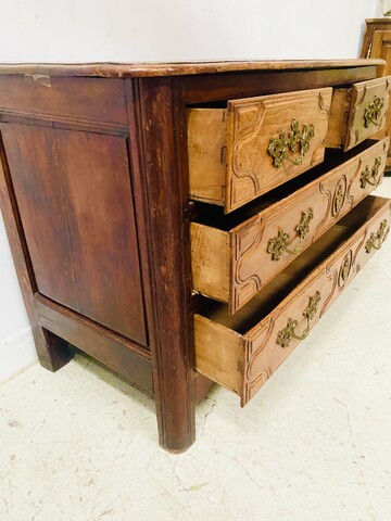 commode en merisier massif dessus bois comportant quatre tiroirs . XVIII siècle.