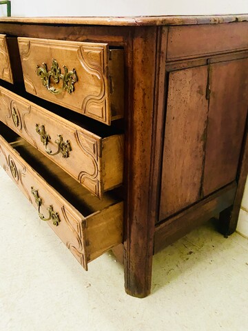 commode en merisier massif dessus bois comportant quatre tiroirs . XVIII siècle.