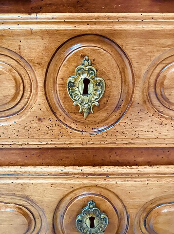 commode en merisier massif dessus bois comportant quatre tiroirs . XVIII siècle.