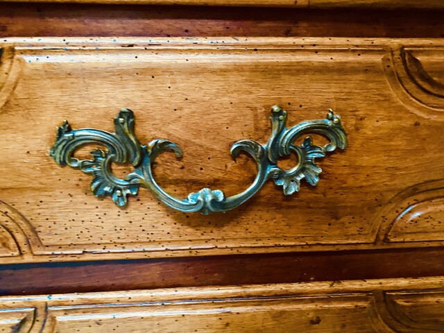 commode en merisier massif dessus bois comportant quatre tiroirs . XVIII siècle.