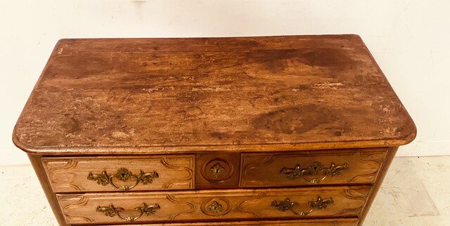 commode en merisier massif dessus bois comportant quatre tiroirs . XVIII siècle.