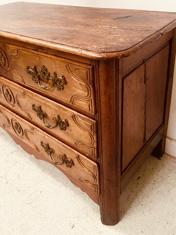 commode en merisier massif dessus bois comportant quatre tiroirs . XVIII siècle.