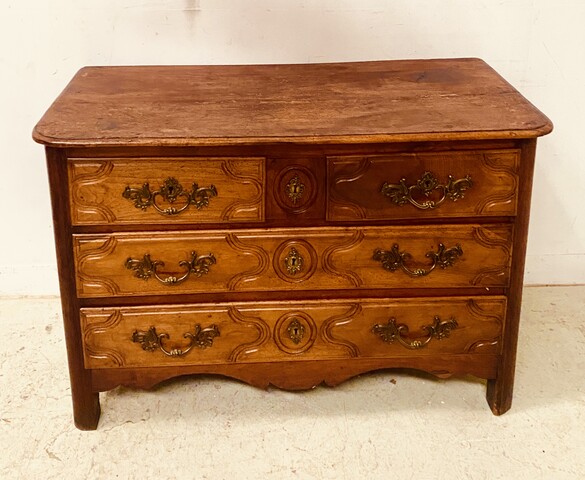 commode en merisier massif dessus bois comportant quatre tiroirs . XVIII siècle.