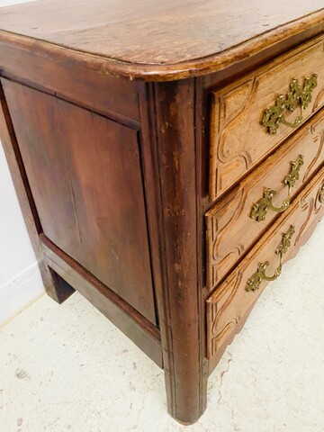 commode en merisier massif dessus bois comportant quatre tiroirs . XVIII siècle.