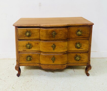 commode en noyer massif dessus bois comportant trois tiroirs . XVIII siècle .