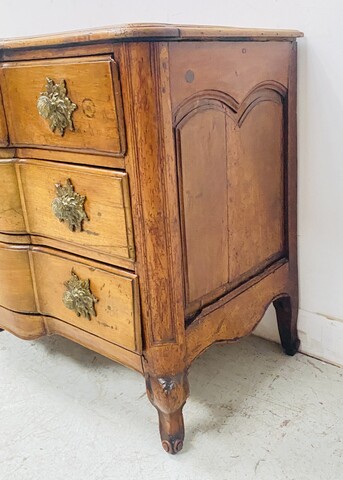 commode en noyer massif dessus bois comportant trois tiroirs . XVIII siècle .