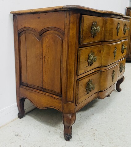 commode en noyer massif dessus bois comportant trois tiroirs . XVIII siècle .