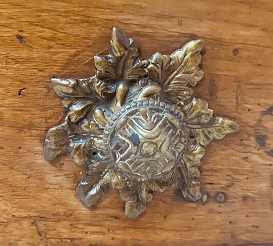 commode en noyer massif dessus bois comportant trois tiroirs . XVIII siècle .