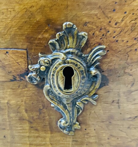 commode en noyer massif dessus bois comportant trois tiroirs . XVIII siècle .