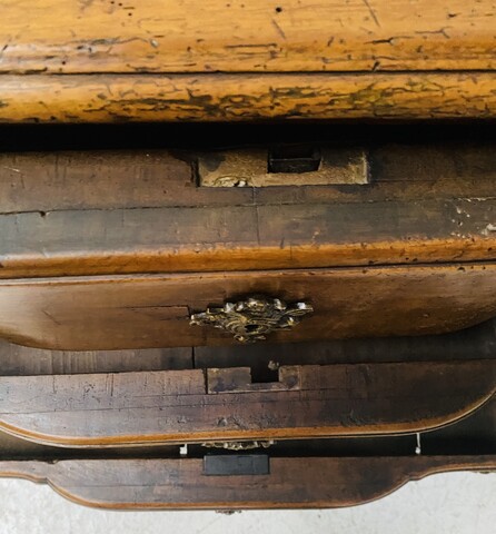 commode en noyer massif dessus bois comportant trois tiroirs . XVIII siècle .