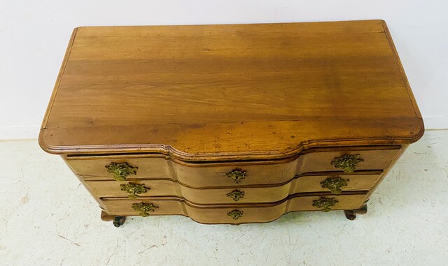 commode en noyer massif dessus bois comportant trois tiroirs . XVIII siècle .