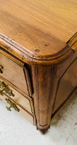 commode en noyer massif dessus bois comportant trois tiroirs . XVIII siècle .