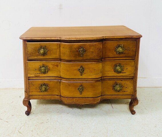 commode en noyer massif dessus bois comportant trois tiroirs . XVIII siècle .