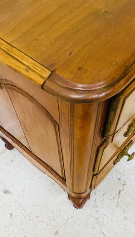 commode en noyer massif dessus bois comportant trois tiroirs . XVIII siècle .