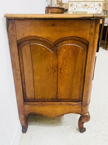 commode en noyer massif dessus bois comportant trois tiroirs . XVIII siècle .