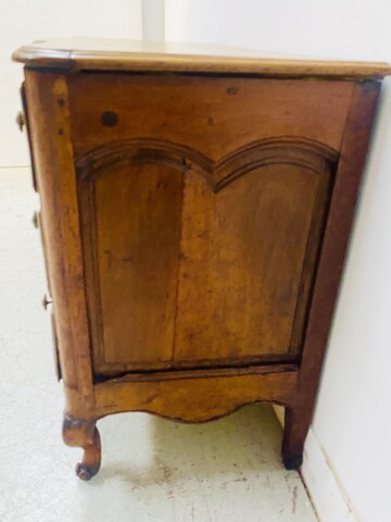 commode en noyer massif dessus bois comportant trois tiroirs . XVIII siècle .