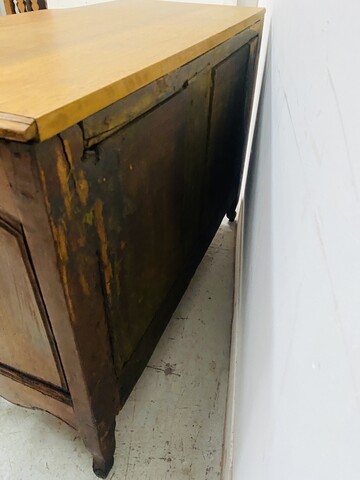 commode en noyer massif dessus bois comportant trois tiroirs . XVIII siècle .