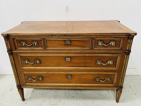 commode Louis XVI en acajou trois tiroirs en façade dessus bois . XIX siècle.