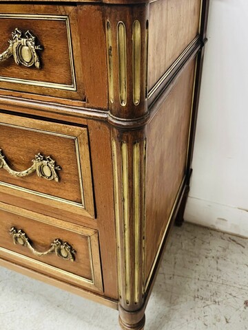 commode Louis XVI en acajou trois tiroirs en façade dessus bois . XIX siècle.