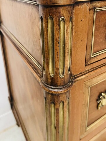 commode Louis XVI en acajou trois tiroirs en façade dessus bois . XIX siècle.