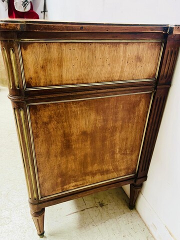 commode Louis XVI en acajou trois tiroirs en façade dessus bois . XIX siècle.