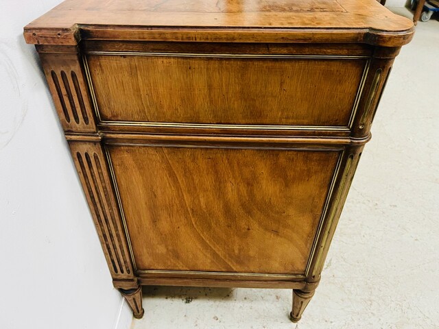 commode Louis XVI en acajou trois tiroirs en façade dessus bois . XIX siècle.