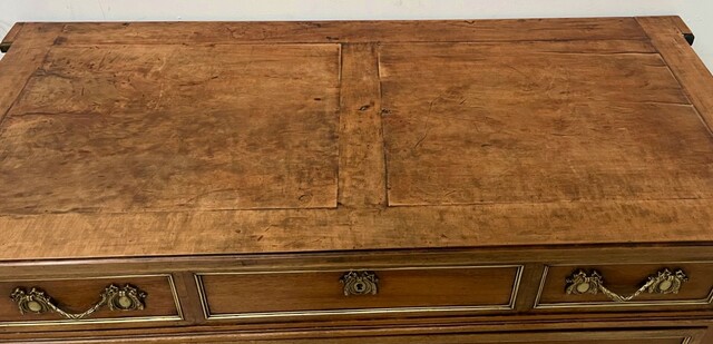 commode Louis XVI en acajou trois tiroirs en façade dessus bois . XIX siècle.