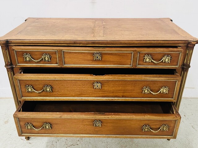 commode Louis XVI en acajou trois tiroirs en façade dessus bois . XIX siècle.