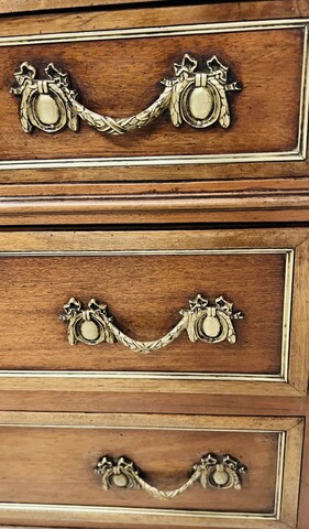 commode Louis XVI en acajou trois tiroirs en façade dessus bois . XIX siècle.